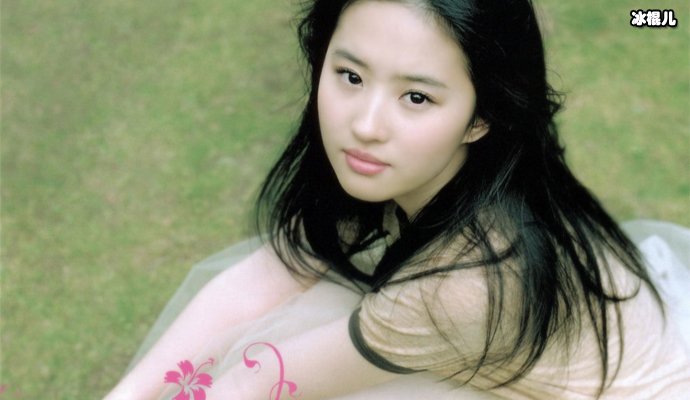 刘亦菲变胖差点被认错，杂志上的她显露出了“麒麟臂”