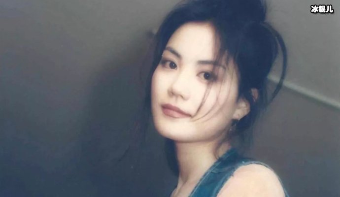 王菲为女儿庆祝生日，穿紫色米奇T恤衫和李嫣同框像姐妹