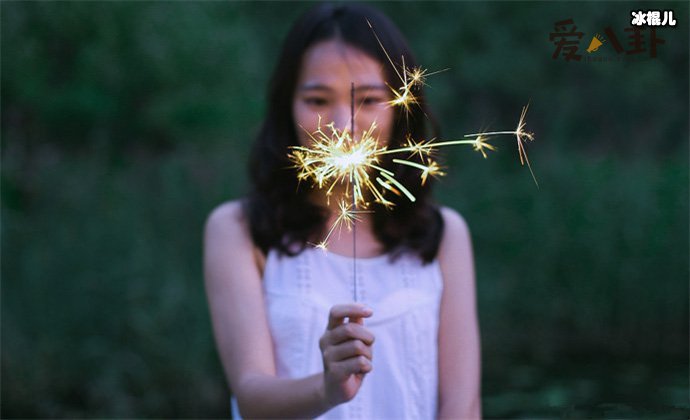 歌手郁欢近况， 郁欢翻唱烟火里的尘埃却被封了！